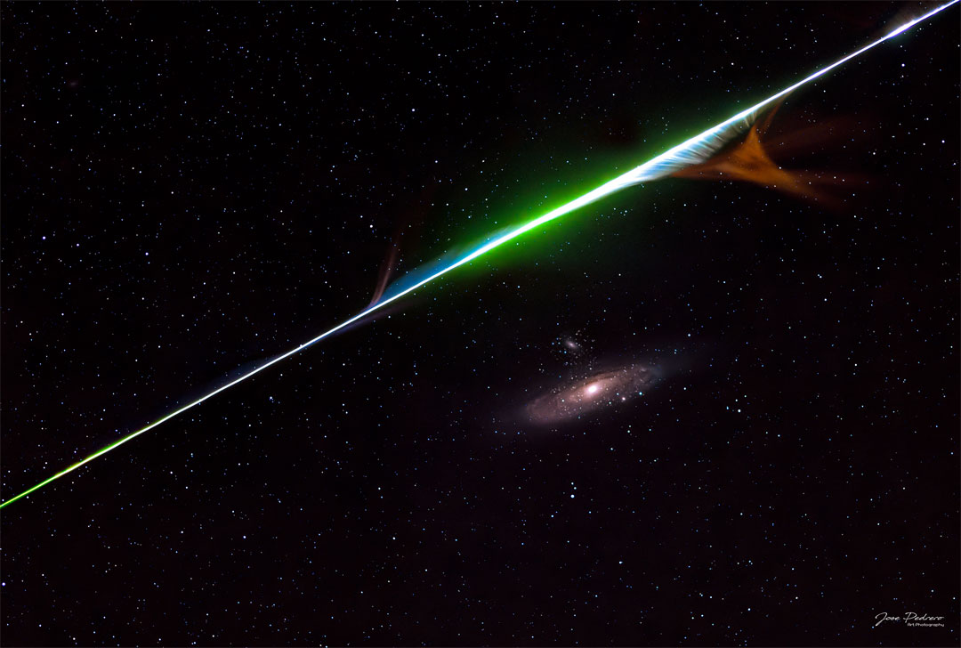 Przed Galaktyką Andromedy widoczny jest ślad meteoru.
Zobacz opis. Po kliknięciu obrazka załaduje się wersja o największej
dostępnej rozdzielczości.