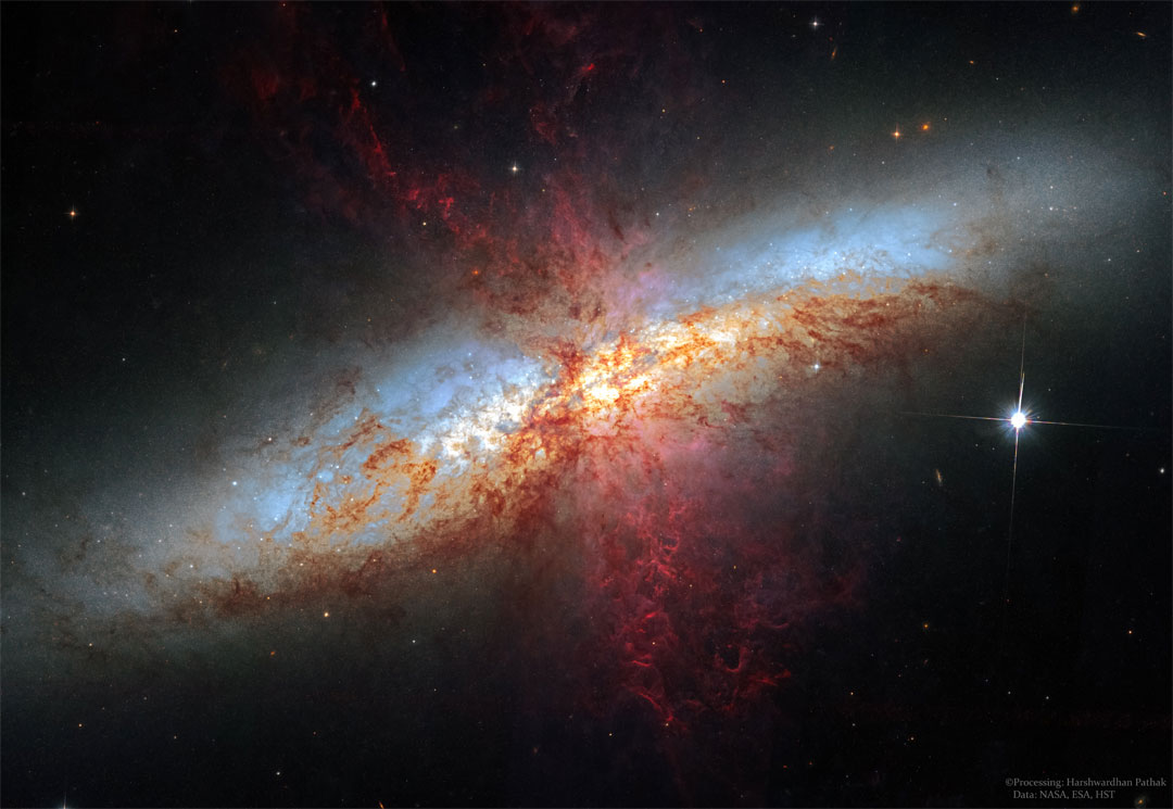 Pokazano galaktykę spiralną z wieloma rozbudowanymi
czerwonymi włóknami. Zobacz opis. Po kliknięciu
obrazka załaduje się wersja o największej
dostępnej rozdzielczości.