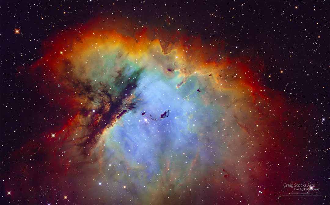 Na zdjęciu przedstawiona jest mgławica niebieska w środku, otoczona przez świecący na czerwono gaz. 
Widowiskowe pasma ciemnego pyłu przecinają lewą stronę mgławicy. W centrum mgławicy widoczna jest grupa gwiazd.
Więcej szczegółowych informacji w opisie poniżej.
