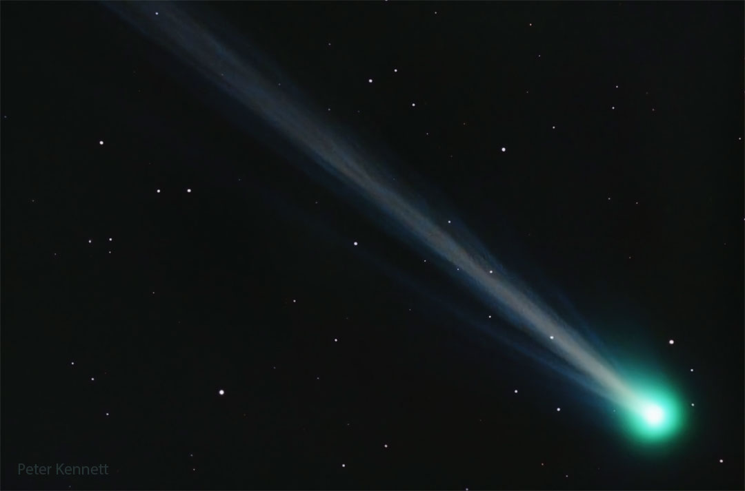 W dolnym, prawym rogu zdjęcia widoczna jest zielona głowa komety, a długi warkocz jonowy rozciąga się ukośnie, do góry i na lewo.
Więcej szczegółowych informacji w opisie poniżej.