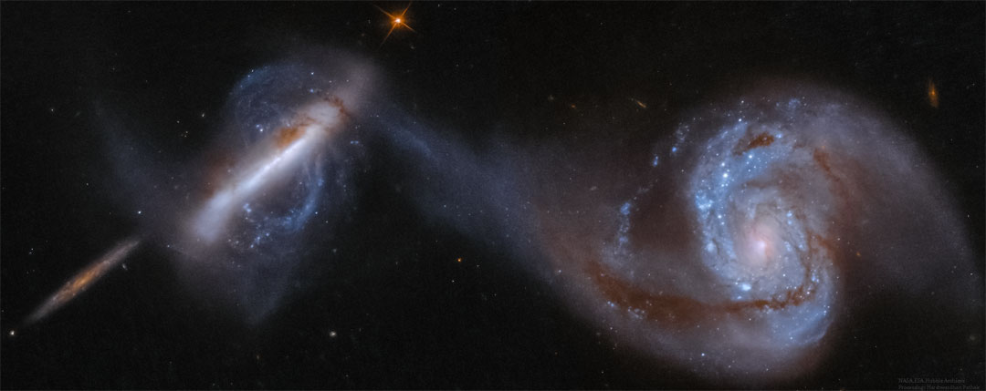 Na zdjęciu widoczne są trzy galaktyki, z których dwie po prawej stronie się zderzają. 
Galaktyka najbardziej z prawej to duża galaktyka spiralna, której jedno ramię połączone jest 
z niezwykłą galaktyką biegunową, widoczną po lewej stronie. 
Mniejsza galaktyka daleko po lewej to galaktyka znajdująca się znacznie dalej od nas.
Więcej szczegółowych informacji w opisie poniżej.