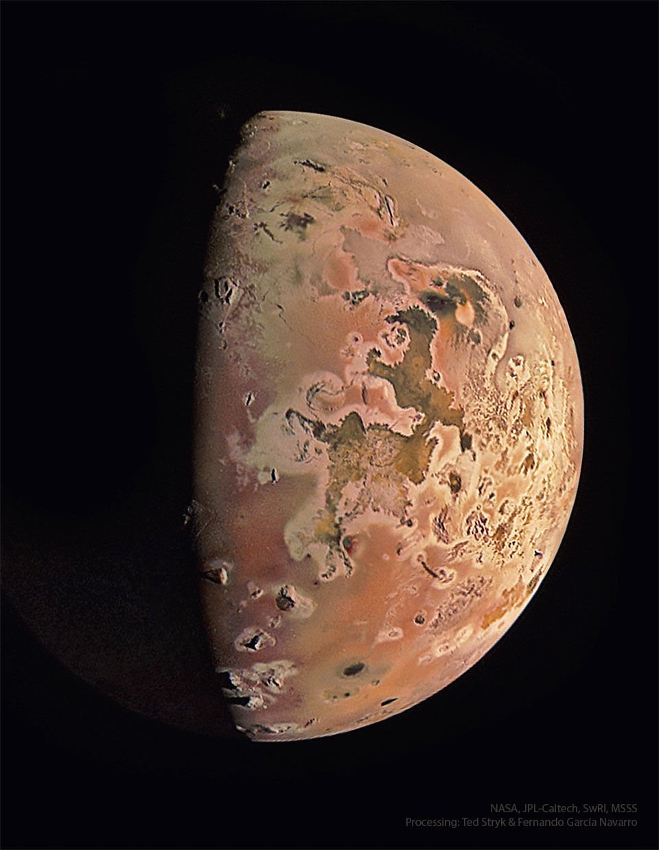 Jupiter's moon Io is shown as photogaphred recently
by NASA's passing Juno spacecraft. The moon is nearly half-
lit by the distant Sun and shows a complex surface including
the colors yellow, orange, and dark brown. Near the top, the
plume of an active volcano can be seen.
Więcej szczegółowych informacji w opisie poniżej.