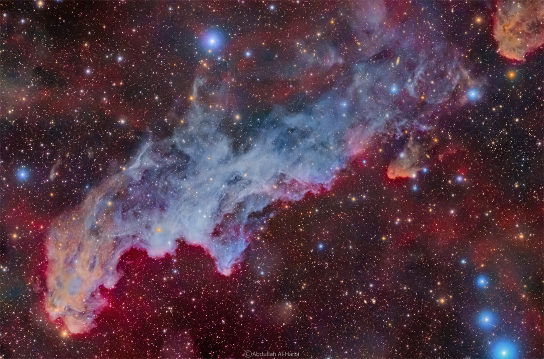 Na zdjęciu pokazane jest barwne pole gwiazd otaczające
dużą błękitną mgławicę refleksyjną. Mgławica rozciąga się
wzdłuż dłuższego brzegu kadru i mówi się, że przypomina ona
głowę ludowej wiedźmy. Zobacz opis. Po kliknięciu obrazka załaduje się wersja o największej dostępnej
rozdzielczości.