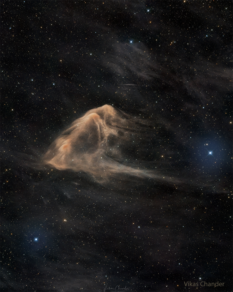 Na zdjęciu widoczna jest jasnobrązowa mgławica na tle
ciemnego pola gwiazd. Obrys mgławicy czyni ją podobną do
orlenia, gatunku płaszczki. Zobacz opis. Po kliknięciu obrazka załaduje się wersja
 o największej dostępnej rozdzielczości.