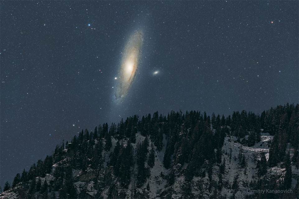 The night sky over a snowy mountain is shown, with the
dark sky dominated by a large spiral galaxy -- the Andromeda
galaxy.
Więcej szczegółowych informacji w opisie poniżej.