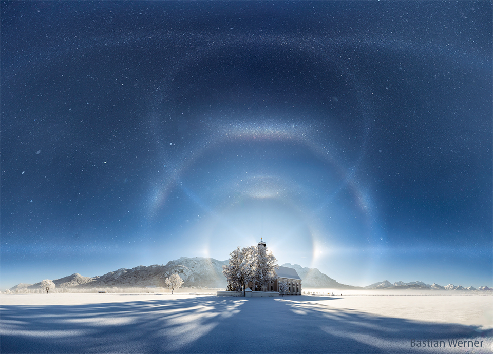 W oddali widać budynek na białym śniegu oraz góry w tle. 
Niebo wypełnione jest lodowymi kryształkami, a także licznymi, 
zakrzywionymi kosmykami -- to kryształki lodu odbijające światło księżyca.
Więcej szczegółowych informacji w opisie poniżej.