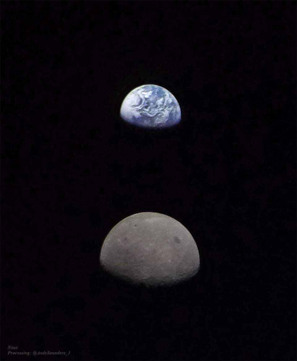 The Moon and the Earth are pictured before a black background.
The Moon appears brown and slightly larger due to its closer 
proximity to the Artemis 1 camera. The Earth is seen as a cloudy
blue orb above the Moon.
Więcej szczegółowych informacji w opisie poniżej.