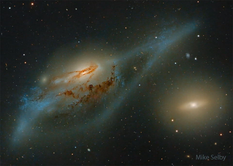 Na zdjęciu sfotografowane są dwie wielkie galaktyki. Po lewej
znajduje się zniekształcona galaktyka spiralna, podczas gdy po prawej
widoczna jest stosunkowo bezkształtny żółty dysk galaktyki. Razem dla
niektórych mogą one wyglądać jak para oczu.
Zobacz opis. Po kliknięciu obrazka załaduje się wersja
 o największej dostępnej rozdzielczości.