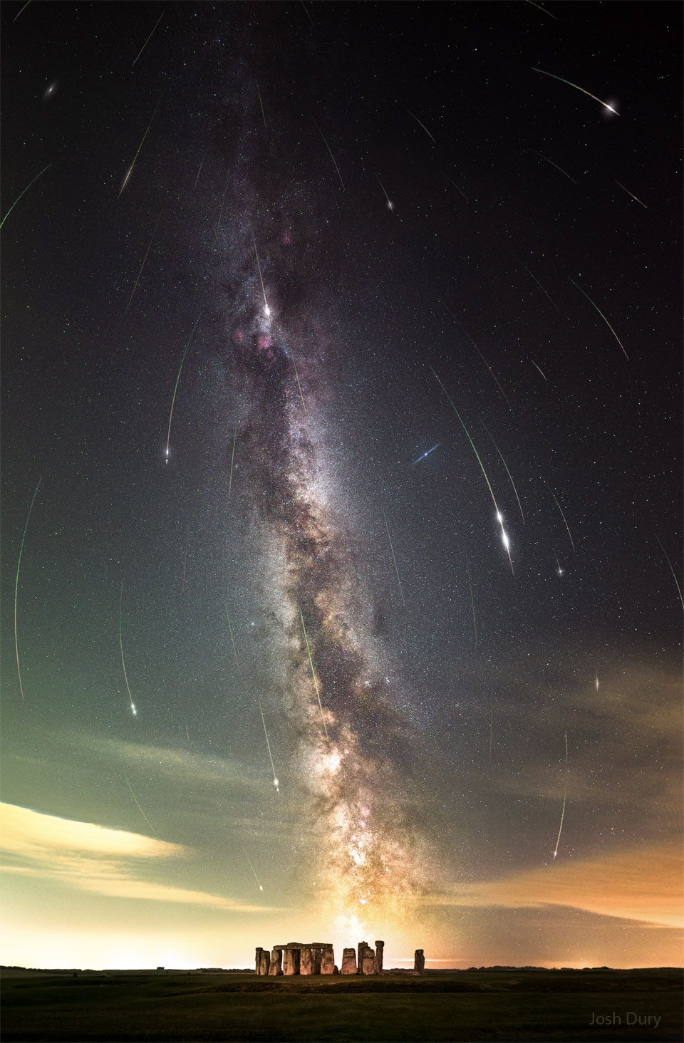 A night sky filled with stars and the band of our Milky
Way galaxy is shown also filled with many streaks. The short
streaks are all coordinated and together indicate a flow
from the top of the image to the bottom. In the foreground
at the bottom of the frame is Stonehenge.
Więcej szczegółowych informacji w opisie poniżej.