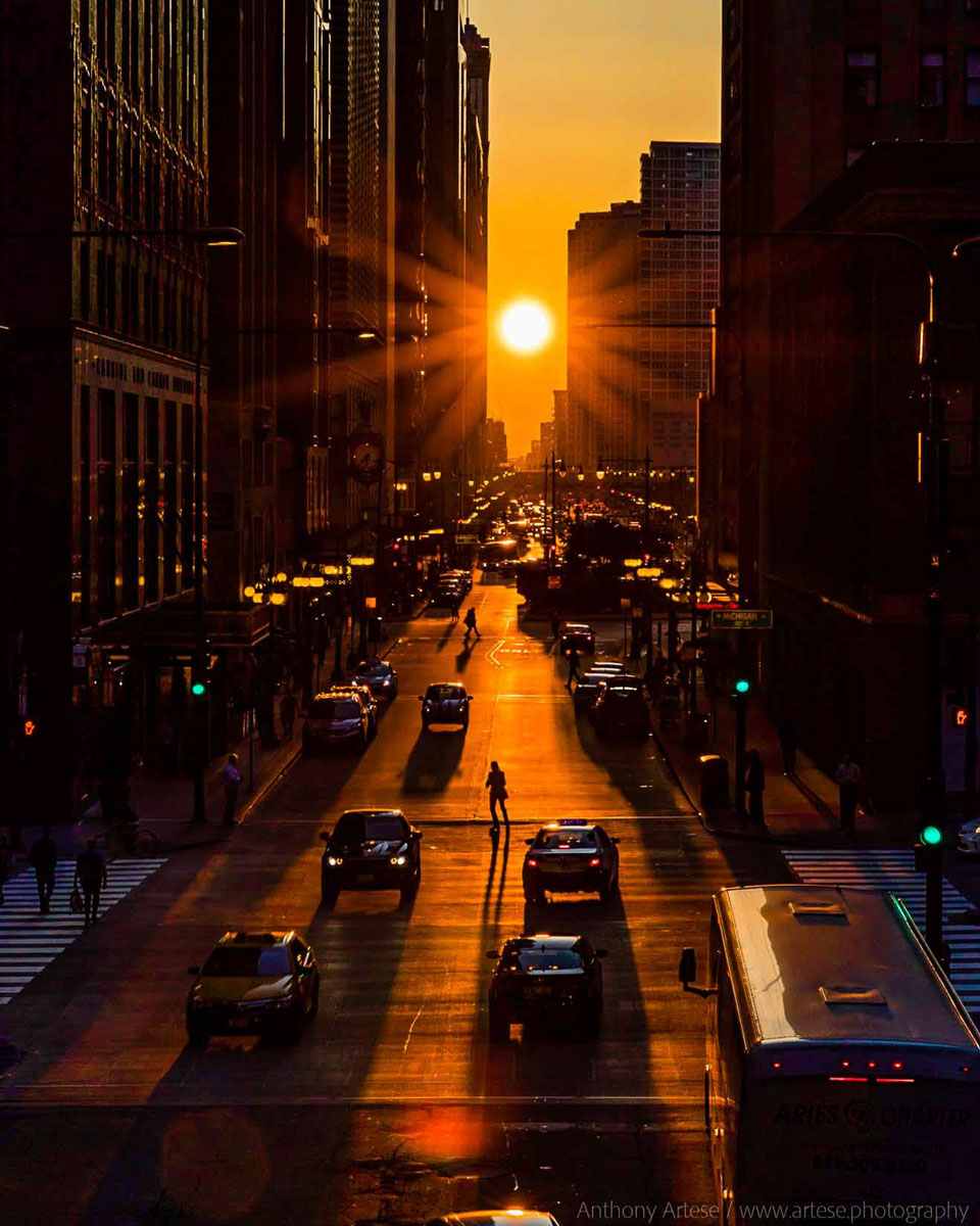 A picture of the Sun setting at the end of a long
city street is shown. 
Więcej szczegółowych informacji w opisie poniżej.