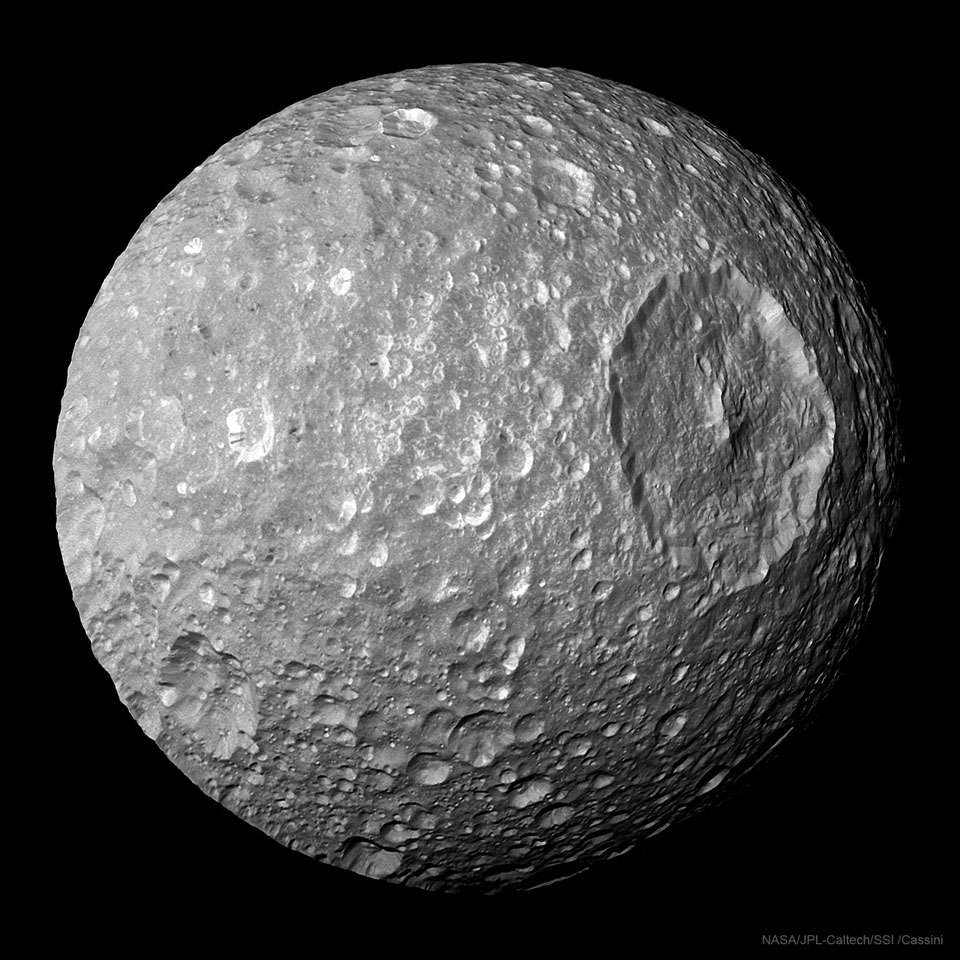 A cratered object is shown that shows on really large
crater on its right side.
Więcej szczegółowych informacji w opisie poniżej.