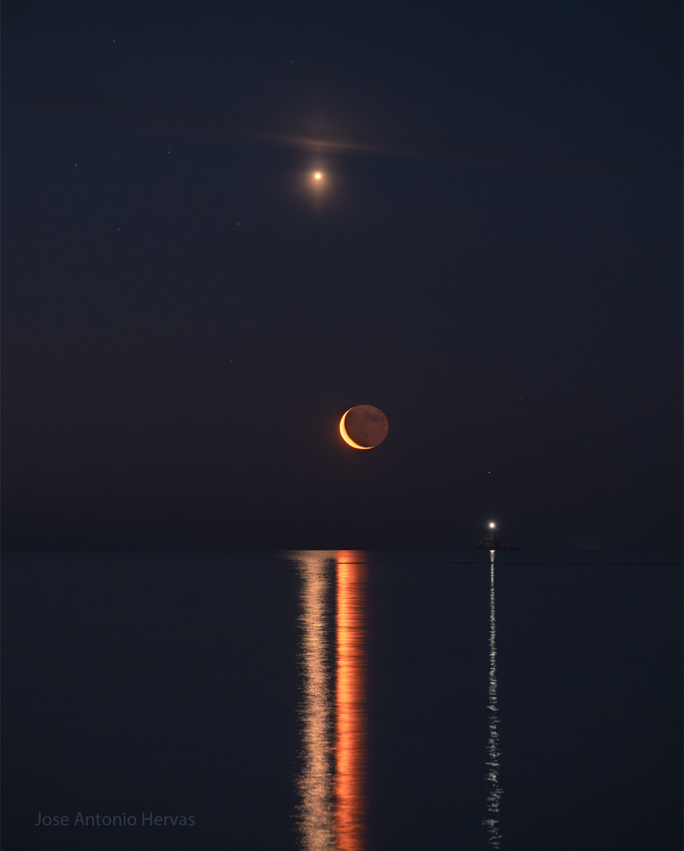 The featured image shows a night sky over some choppy
water. The planet Venus shines high in the night sky, while a faint
Saturn in on the far right. The crescent Moon is visible near the
image center. A bright boat beacon is also visible on the right.
All of these objects are reflected as lines in the foreground
water.
Więcej szczegółowych informacji w opisie poniżej.