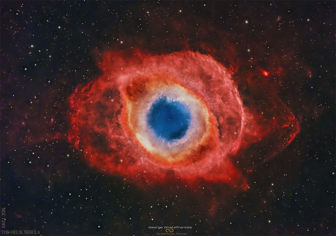 A nearly circular nebula with a blue core 
surrounded by small white knots, an orange ring
and expansive red strucures. 
Więcej szczegółowych informacji w opisie poniżej.