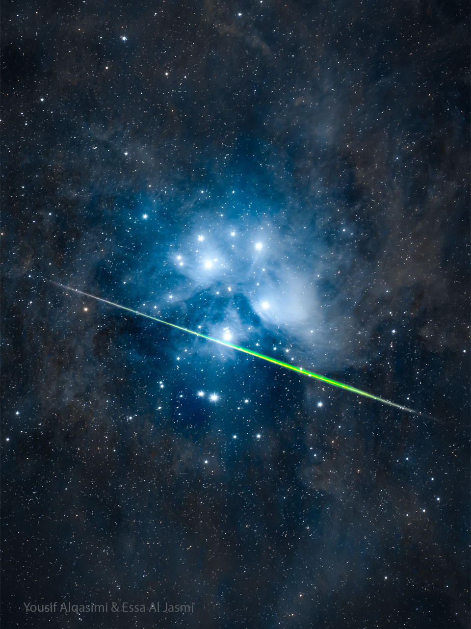 Pole gwiazdowe otacza jasne, niebieskie gwiazdy gromady Plejady. Przez gromadę, niemal poziomo 
przebiega jasny, zielony promień, najprawdopodobniej meteor. 
Więcej szczegółowych informacji w opisie poniżej.