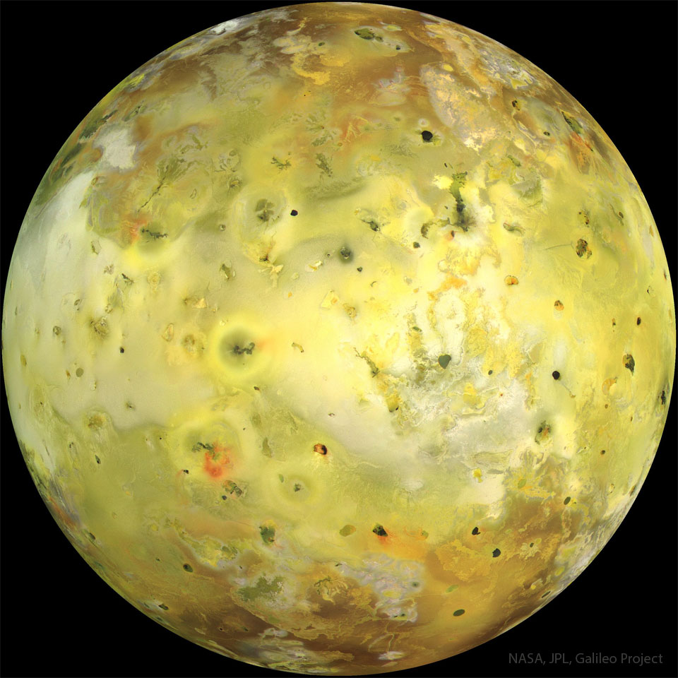 A big ball that is mostly yellow is shown. 
The ball has many circular and irregular regions
that are different colors, typically brown or 
olive green. 
Więcej szczegółowych informacji w opisie poniżej.