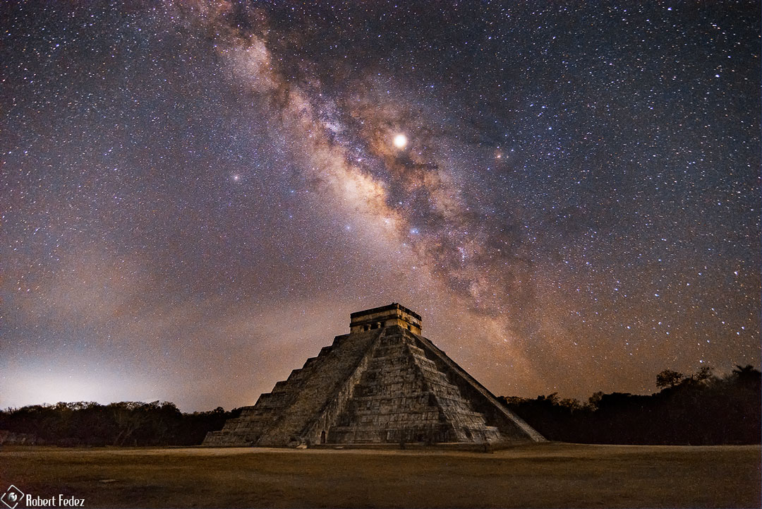 A grand Mayan Pyramids is shown below a starry sky highlighted
by the band of the Milky Way and the planets Saturn and Jupiter.
Więcej szczegółowych informacji w opisie poniżej.