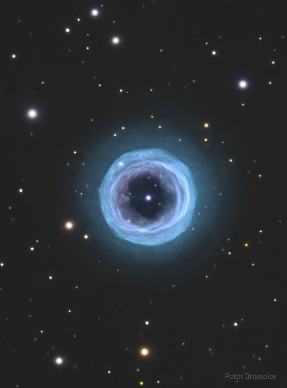 A starfield is shown with a large circular blue
ring in the center. In the ring's center is a bright
blue spot. 
Więcej szczegółowych informacji w opisie poniżej.