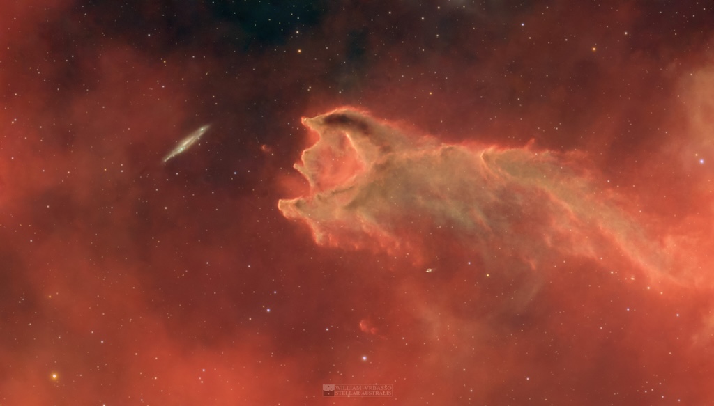 Na tle pola gwiazd widzimy globulę kometarną, która wygląda jak otwarta 
paszcza skierowana w&nbsp;stronę galaktyki w&nbsp;tle. 
Więcej szczegółowych informacji w opisie poniżej.