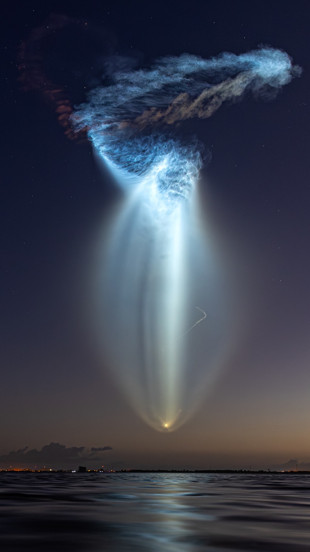 A SpaceX Falcon 9 rocket launch produces a glowing cloud,
	  reminiscent of a jellyfish.
	  Więcej szczegółowych informacji w opisie poniżej.