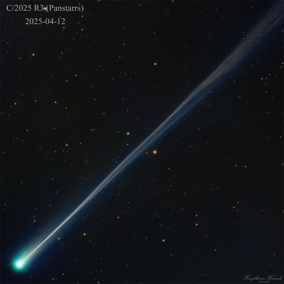 A star field surrounds a bright comet with a long
tail. The green coma of the comet is seen on the lower left,
while the light blue ion tail extends to the upper right
and shows wavey structure. 
Więcej szczegółowych informacji w opisie poniżej.