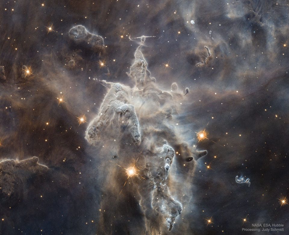 The featured image shows a large pillar of dust and
gas in the Carina Nebula. The pillar has many humps and 
several jets.
Więcej szczegółowych informacji w opisie poniżej.