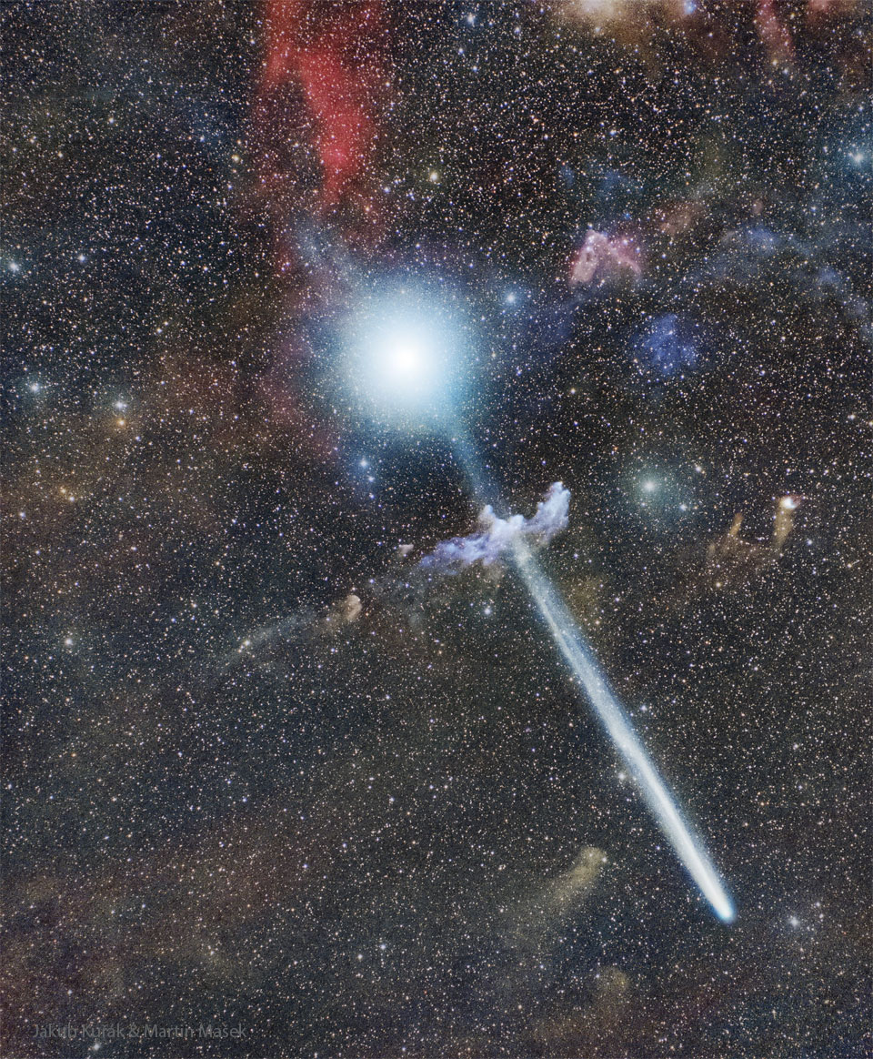 A starfield appears with three large objects. Near the top is a 
bright star. Near the middle is a small light blue nebula. And 
near the bottom is a comet with its long tail extending to the 
upper left and passing in front of both the star and the blue 
nebula. 
Więcej szczegółowych informacji w opisie poniżej.