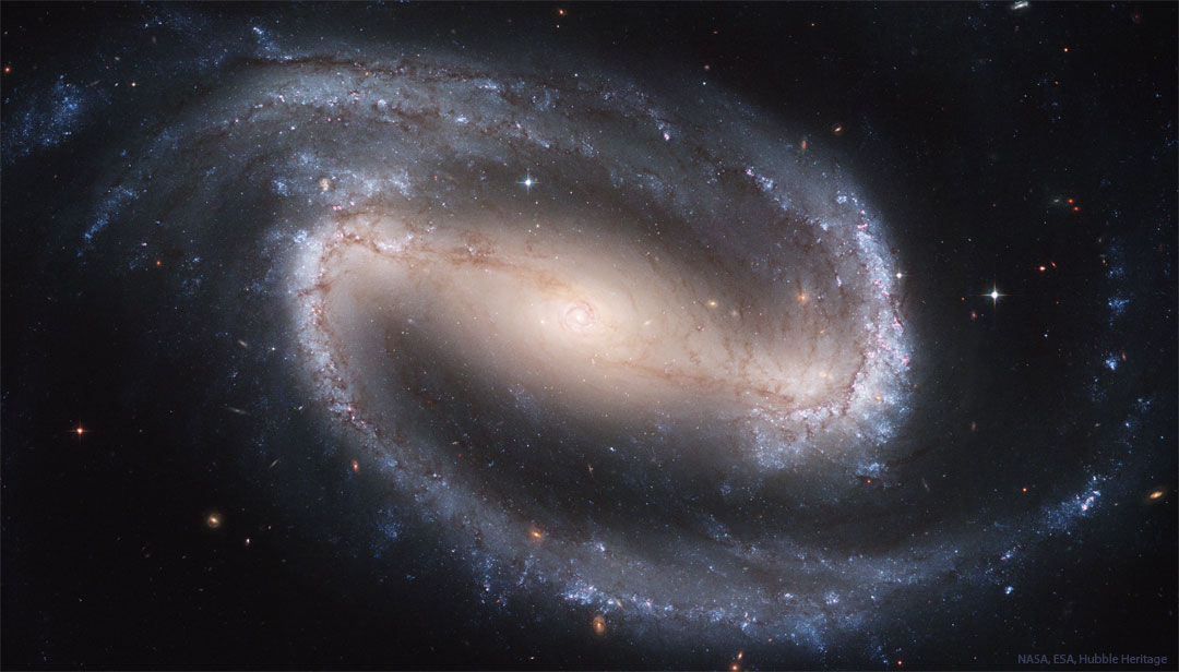 The featured image shows a the big beautiful barred spiral
galaxy NGC 1300 with encompassing spiral arms tinted blue from
young stars.
Więcej szczegółowych informacji w opisie poniżej.