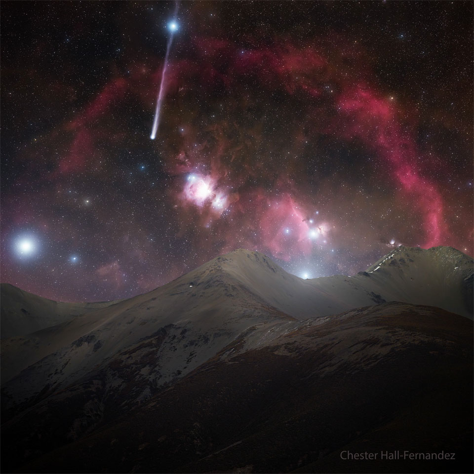 A starfield appears featuring many bright stars, red 
nebula, and a comet. Snow covered mountains cover the foreground.
The comet appears on the upper left with a tail the goes
upward and right through a bright star. 
Więcej szczegółowych informacji w opisie poniżej.