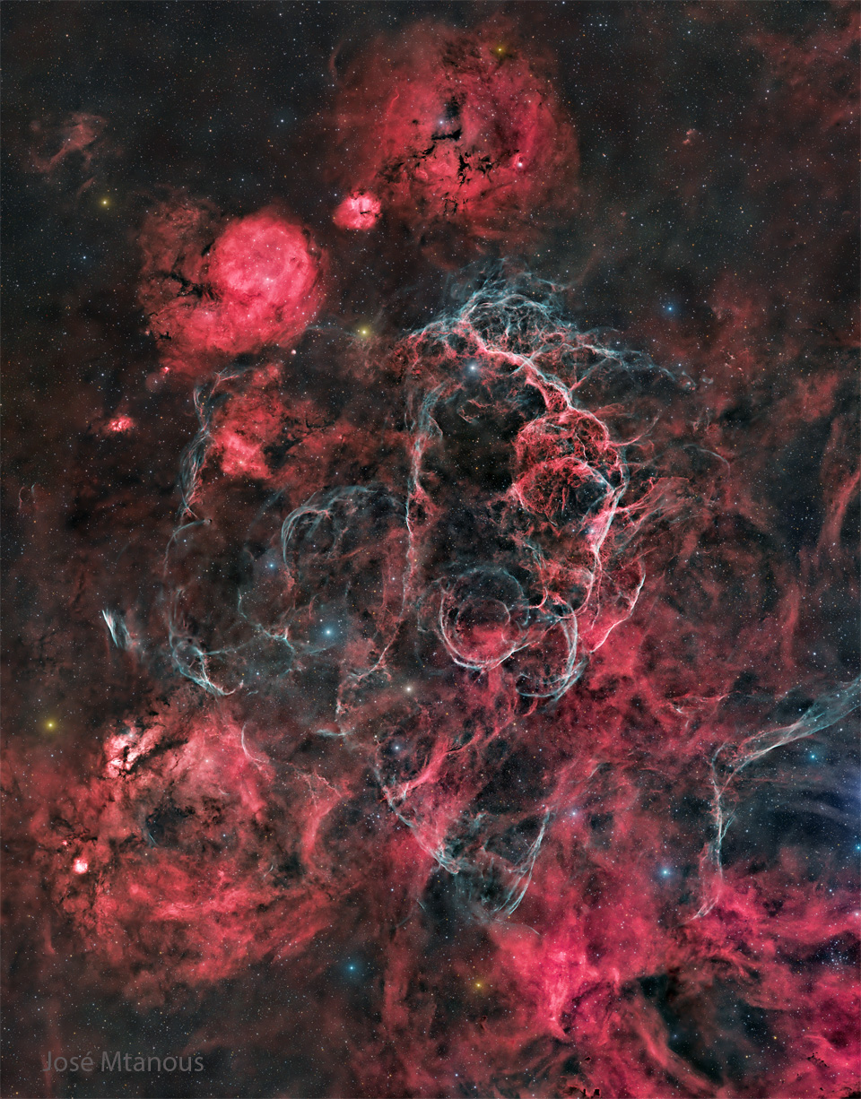 The starfield is filled with many red nebulas, areas
of dark dust, and light blue filaments. 
Więcej szczegółowych informacji w opisie poniżej.