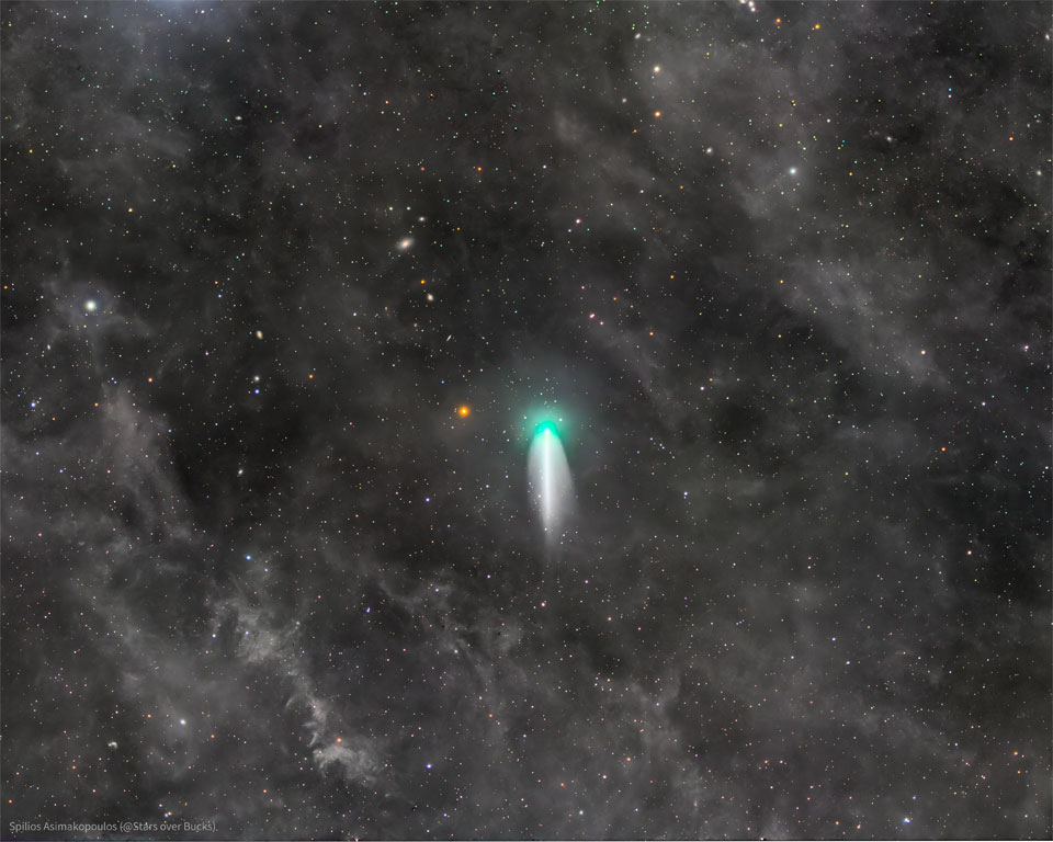 A starfield appears with a bright comet near the 
center. The comet has a bright green head and a short
white tail. Around the frame is a complex array of 
faint gray nebulas. 
Więcej szczegółowych informacji w opisie poniżej.