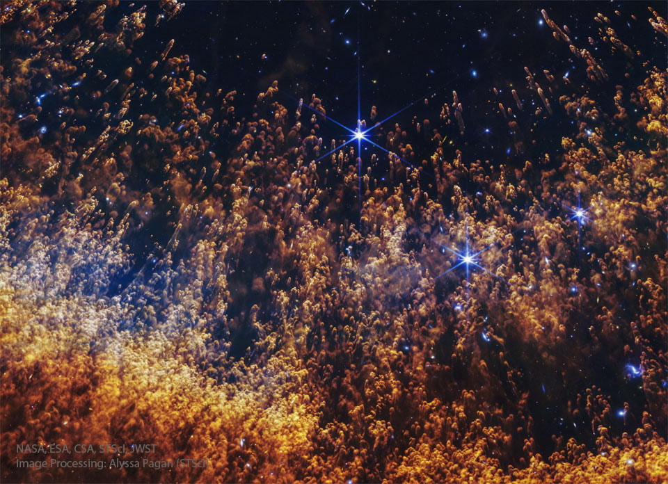 A dark field shows many orange filaments that
seem to point to a place just above the image field.
Więcej szczegółowych informacji w opisie poniżej.