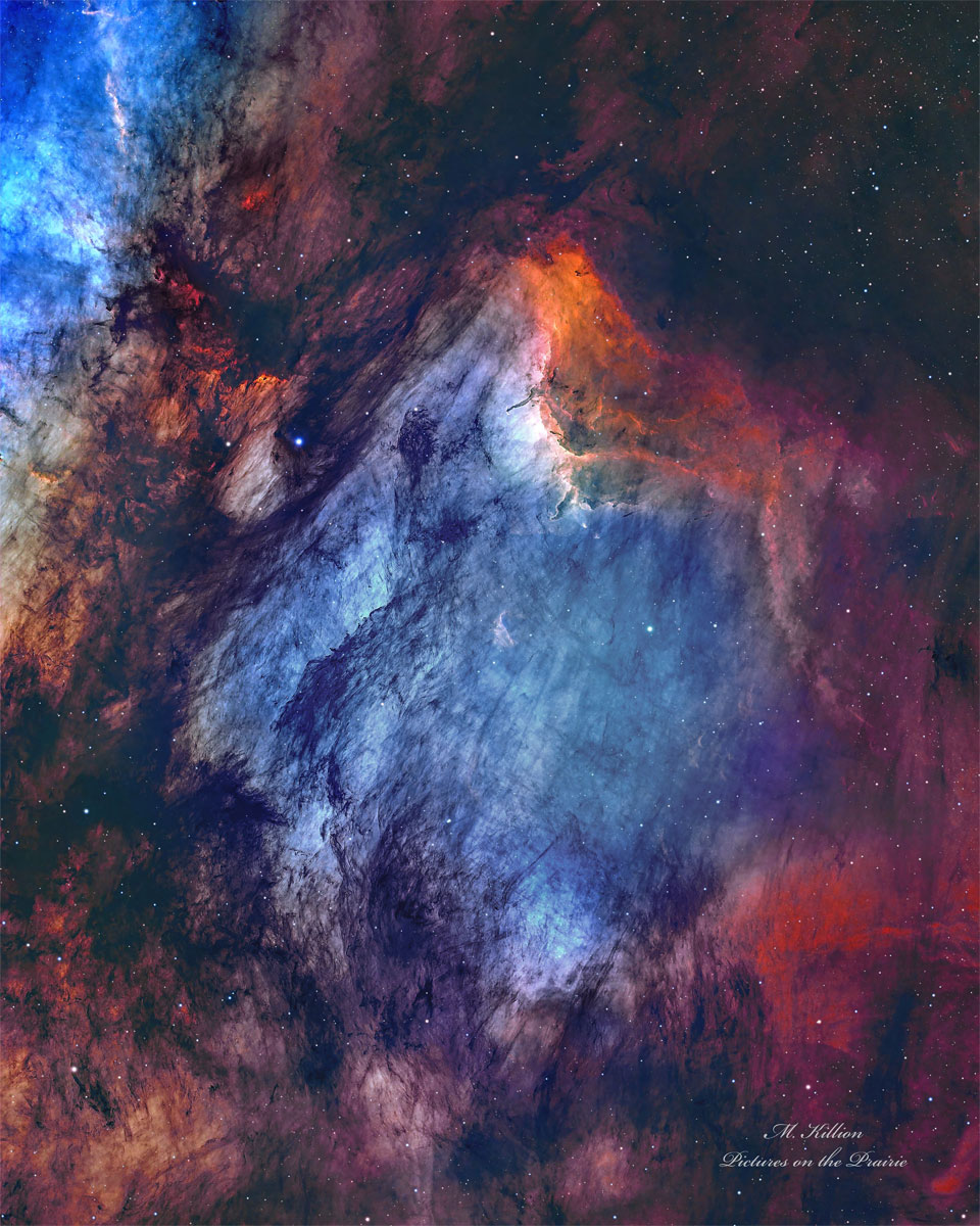 A busy starfield is dominated by red and blue glowing
gas and dark filamentary dust. The nebula appears to some
to have the shape of a pelican.
Więcej szczegółowych informacji w opisie poniżej.